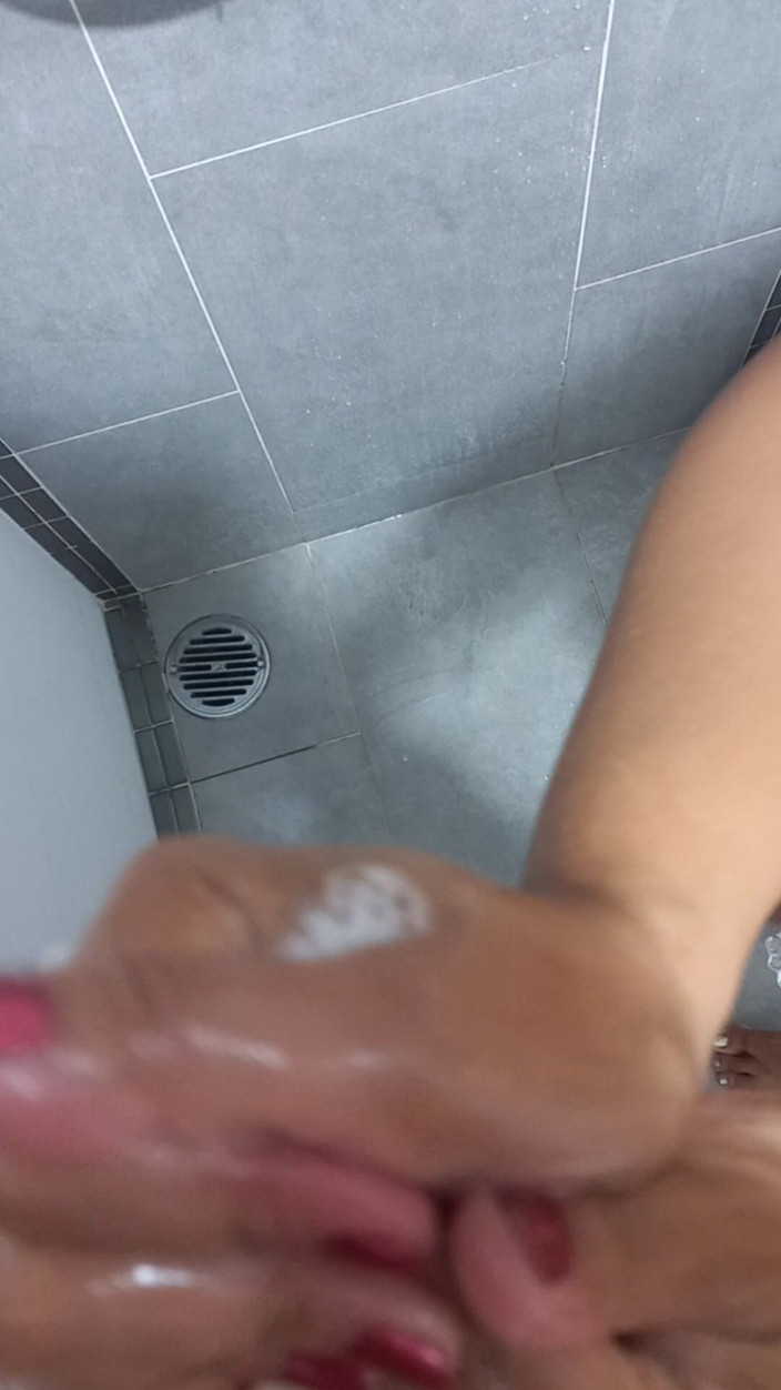 Handjob Passion: Labă senzuală la duș cu săpun cu unghii roșii
