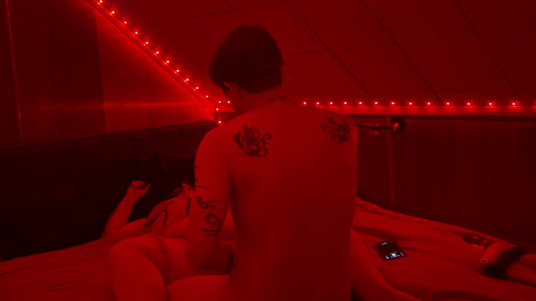 SinfulShadows: Snědená kundička paní Hříšné, má velký výstřik na zadek