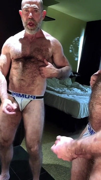 Peludo hombre espejo idiota