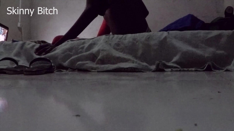 Skinny Bitch: मेरे कमीने ने कैमरा लगाया और मुझे कंप्यूटर पर अकेले पोर्न देखने के लिए बनाया और मुझे हस्तमैथुन करते हुए पकड़ा फिर उसने मुझे चोदा