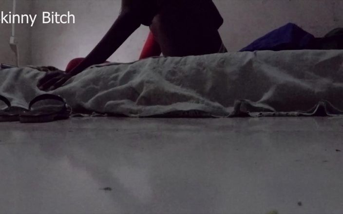 Skinny Bitch: 我的混蛋放上相机，让我独自在电脑上看色情片，发现我在自慰，然后他操了我