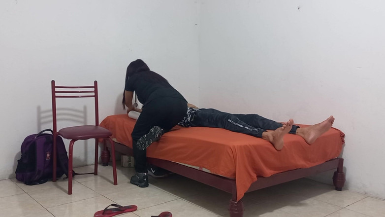 NEGRITA SEXY: 丰满的治疗者在拜访她的病人时有奇怪的习惯