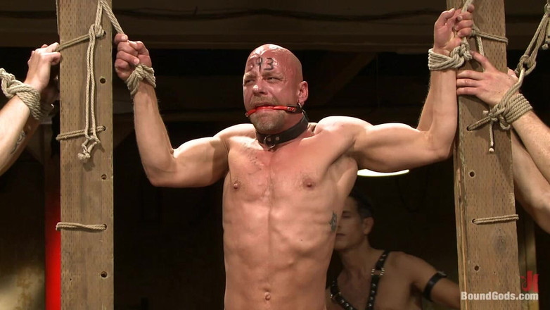 Bound gods: Im Kampf der leidenden Schlampen – Live-Shooting