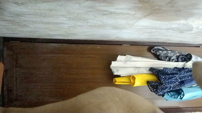 Riyathakur: Когда дези жена пошла принимать ванну, она не могла остановить себя