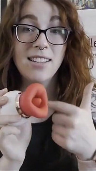 Öpüşme emen vibratörün NSFW incelemesi