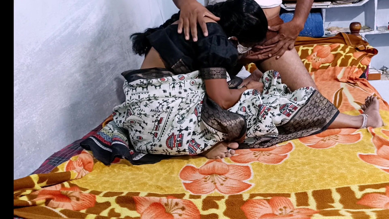 Desihotcouple: Hintli ateşli evli kadın ev yapımı göğüslerini emiyor amcık yalıyor...