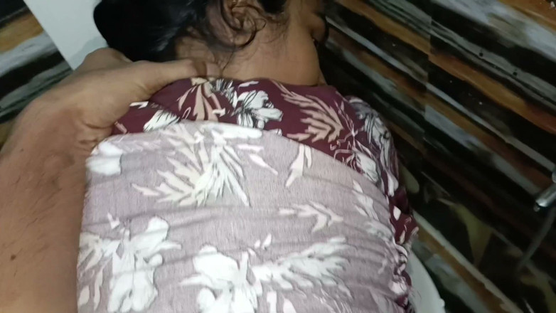 LateralChain349: Bhabhi miang menghisap rakan sebiliknya di bilik mandi