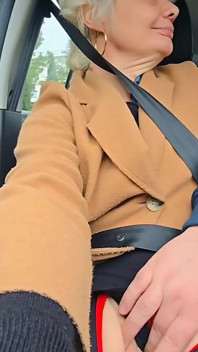MILF Chaude Et Sexy En Voiture