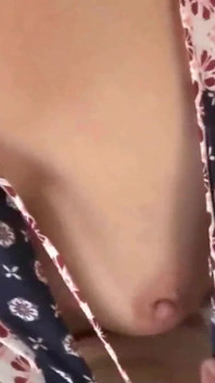 Mãe peluda e madura se exibindo na frente dos amigos do filho para se masturbar
