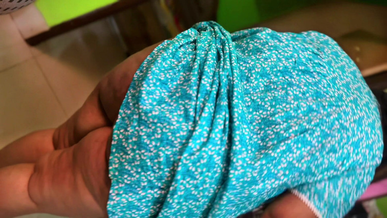 Your Boy's Cum: Bakış açısı: ateşli Hintli büyük götlü hizmetçi odamı süpürüyor ve...