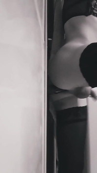 Junge sissy nimmt dildo tief in den arsch