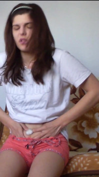 สาววัยรุ่นกระเพาะปัสสาวะเต็ม พยายามกลั้นฉี่สุดแรง