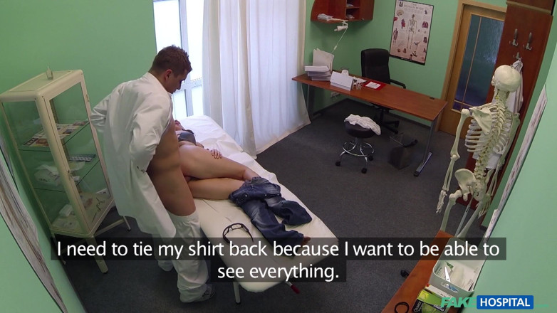 Fake Hospital: Fake Hospital - une jolie patiente se fait préparer pour prendre...