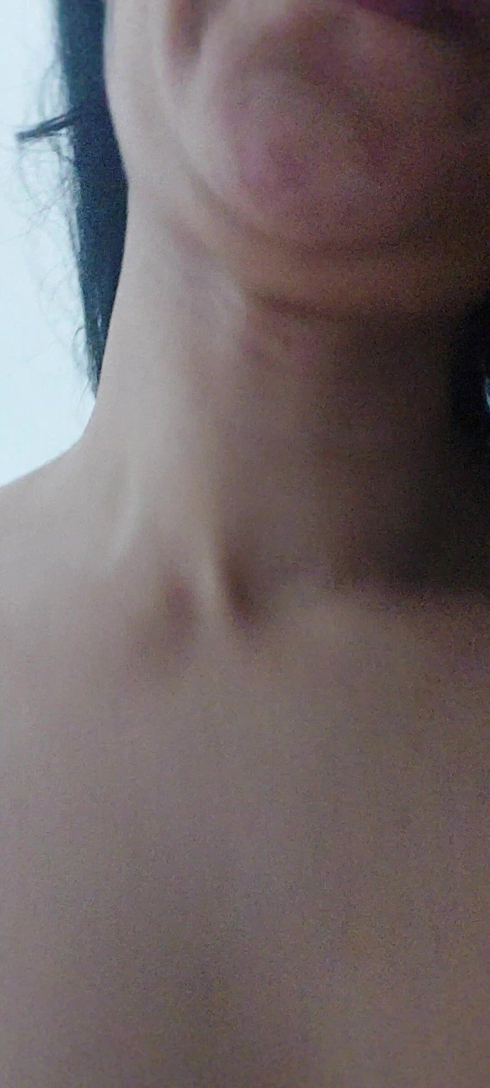 Renatinharj: Cô ấy khỏa thân và thủ dâm với một dương vật...