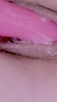 เครื่องสั่นในหีน้ำเงี่ยนของแม่เลี้ยง ทำให้เธอแตกน้ำพุ่ง