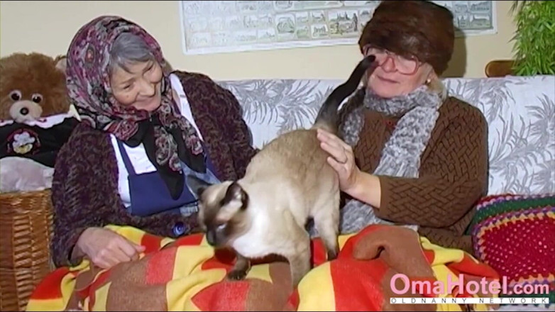 Old Nanny: Oma hotel -erna in lesbischer lecken und spielzeug-action