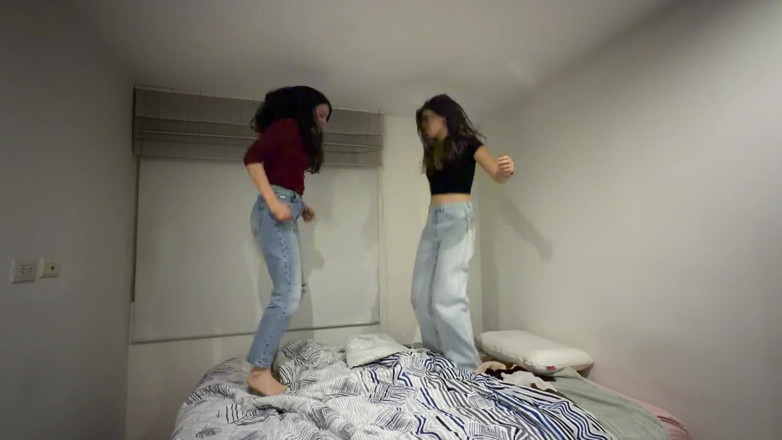 scarlettandc: 私たちはベッドで遊んでジャンプするのが楽しい