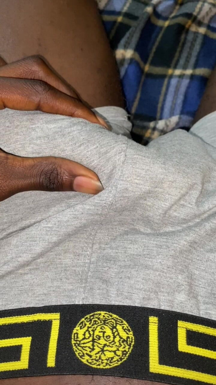 Slimniqqa: Je me suis fait prendre en train de caresser ma...