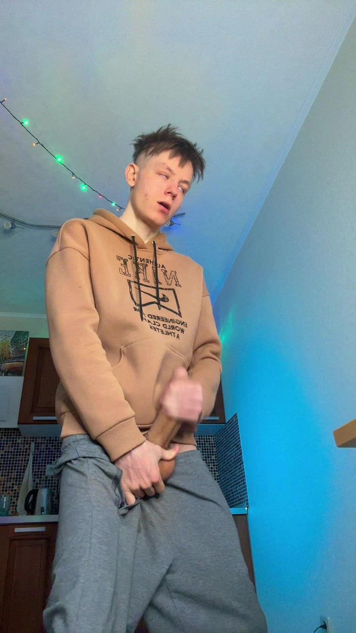 Morflot24: Enorme sborrata da un ragazzo magro con un cazzo sorprendentemente...