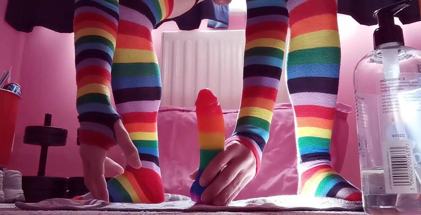 Rainbow Femboy: Новое видео с моим дилдо Rainbow (как уместно)! Я хотела сделать это длиннее, но получил плохой ракурс, поэтому пришлось сократить его коротко