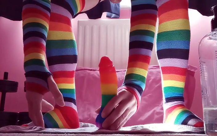 Femboy Raine: Novo vídeo com meu vibrador rainbow (como se encaixa)! Eu queria...