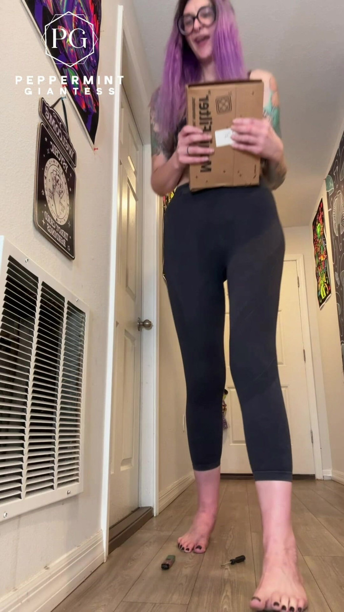 Peppermint Giantess: 6'7 bosá obryně towers nad vším doma! Srovnání výšky + Domácí...