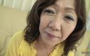 Granny Outlet: Prsatá asijská brunetka zvedne nohy a sperma kape do zadku