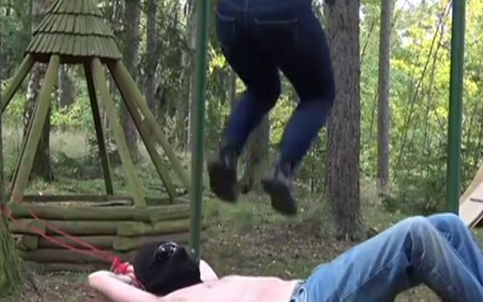 femdomlimits: 奴隷の腹に最大限の力で容赦なく100回ジャンプ