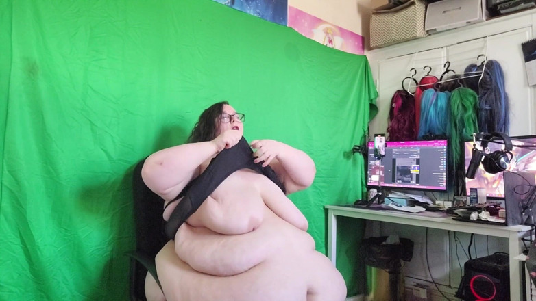 SSBBWLadyBrads: Une SSBBW se déshabille sur ma chaise de bureau
