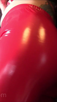闪亮的红色 pvc 圆屁股崇拜