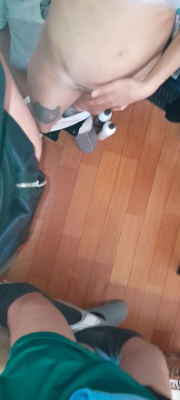 Drie hete leraren in minirokjes masturberen na het werk