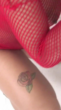 Gadis latina dengan gaun jala merah lagi asik nyepong kontol raksasa pria kulit hitam sampai crot di mulutnya
