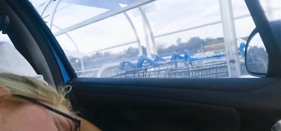 JessieHH: Sucer une grosse bite dans sa voiture sur les parkings...