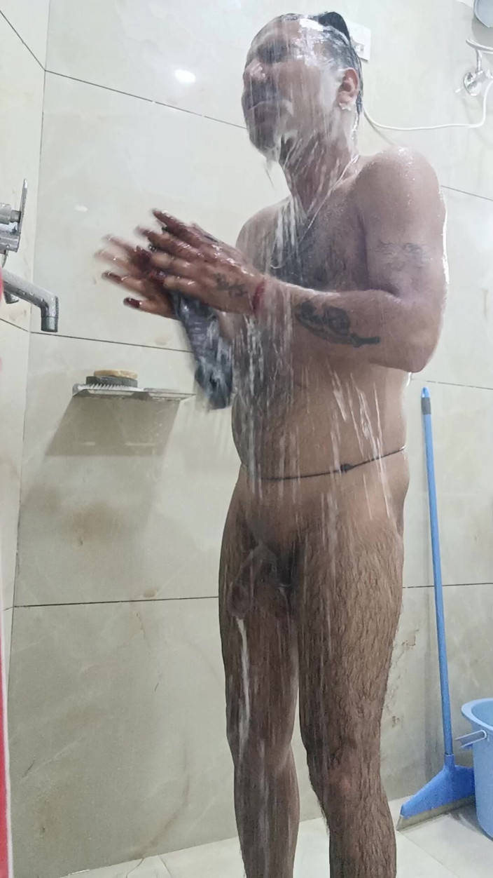 Rajasthani-old-lover: Indický desi muž si užívá sprchu a sex