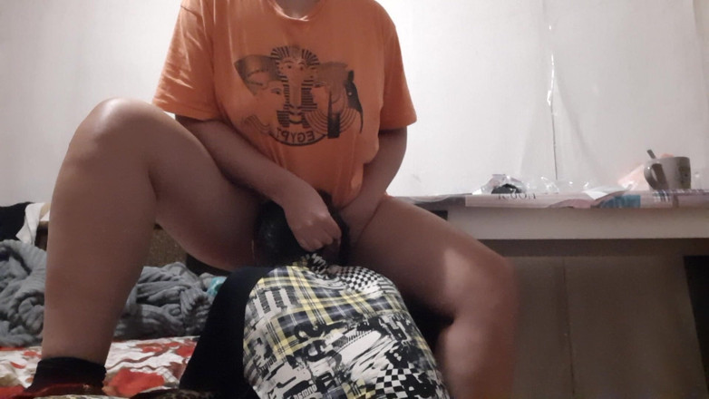 Lesbian-illusion: Saya mengongkek jiran saya di dalam mulut semasa isteri saya...