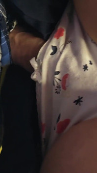 Sie ließ einen fremden seinen Penis in ihr höschen in der U-Bahn schieben.