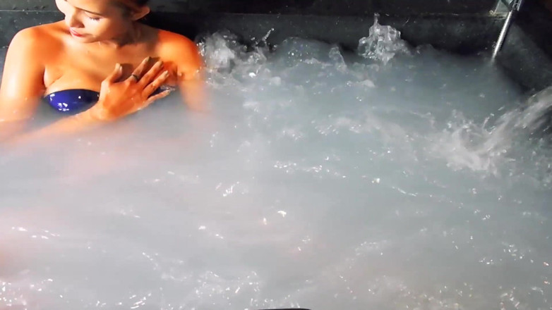 Asian Pussy Vision: Juegos de dedos mojados en el jacuzzi - parte 3