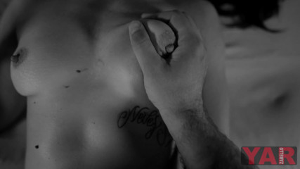 YARzabello: Une salope BDSM tatouée baise et suce la bite de...