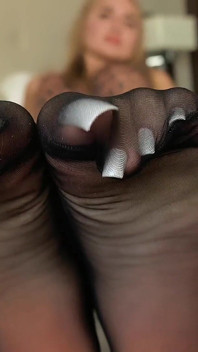 Tacones de aguja y medias negras transparentes
