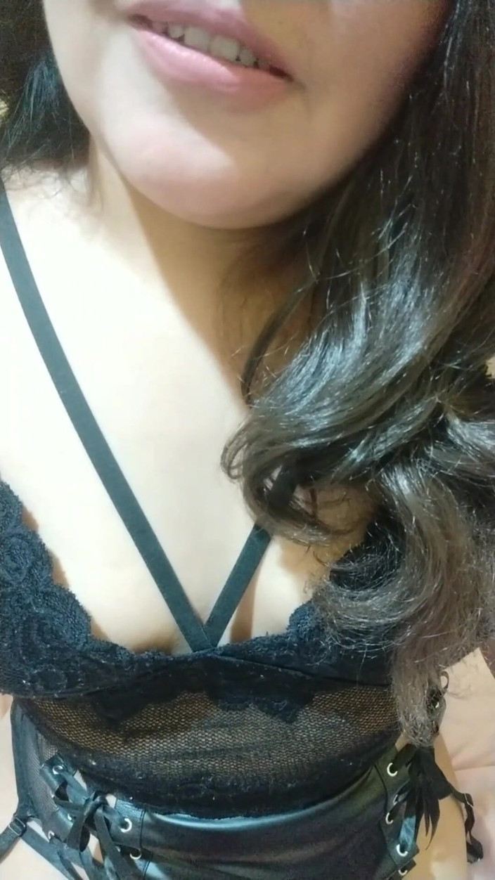 Carla Villalobos: Giocando con la mia vagina ci ho messo un grosso...