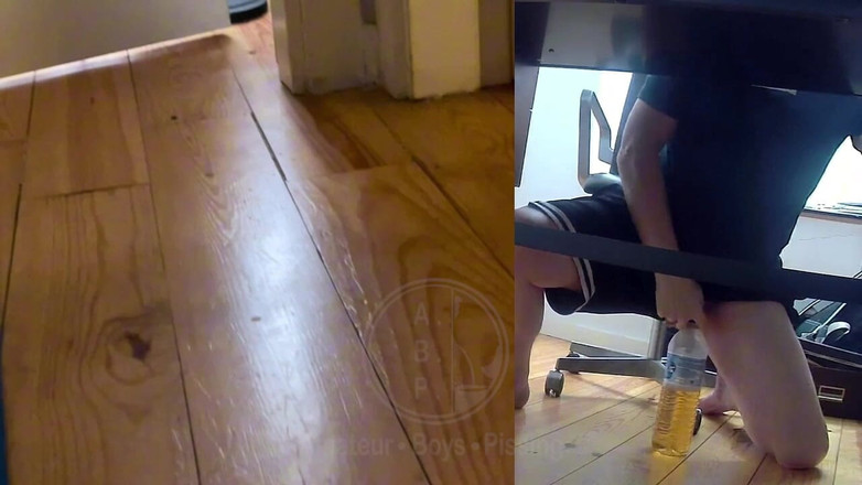 AmateurBoysPissing: Jules evden çalışırken masasından çıkamayınca şişeye işiyor