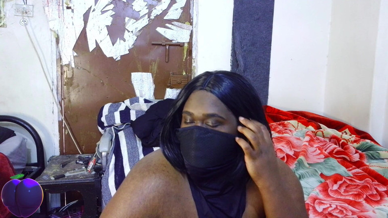 Shen hunk: 丰满的黑人身体挑逗和屁股摇晃