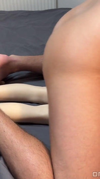 Lautes stöhnen und ficken von perfekter enger muschi von dickem schwanz und tiefe penetration mit schnellem Zug, um auf ihren perfekten großen arsch zu kommen