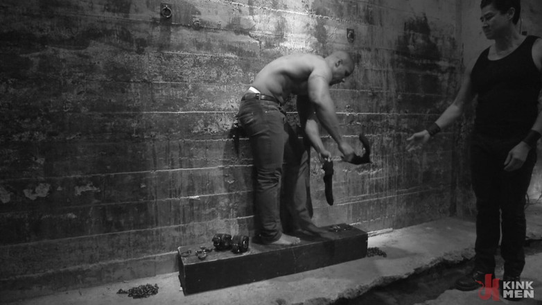 Kink Men Classics: Muscled God Robert Axel Takes the Challenge!