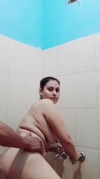 Puja bhabhi tắm