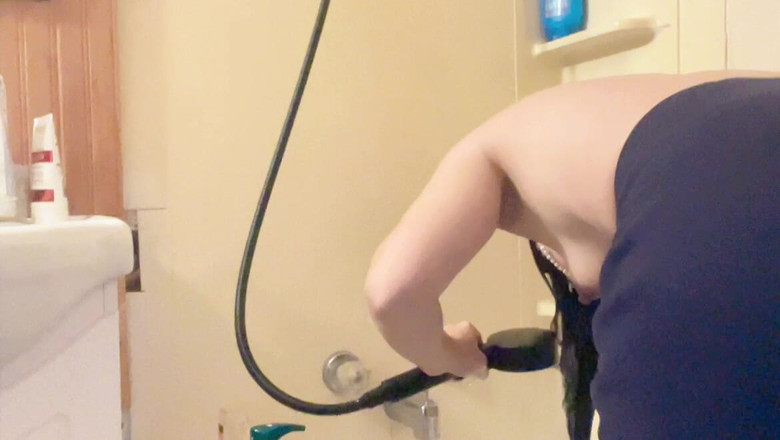 sweethanajapanese: Hana küvette kıllarını yıkıyor küçük memeli çok güzel