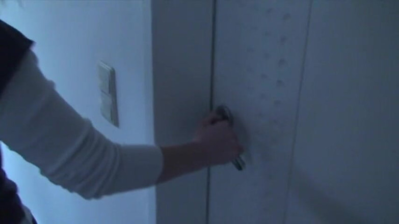 Femdom Austria: Loira puta mijando em casa