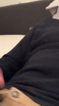Mi sego e sborrando sul mio letto, nei miei jeans khaki