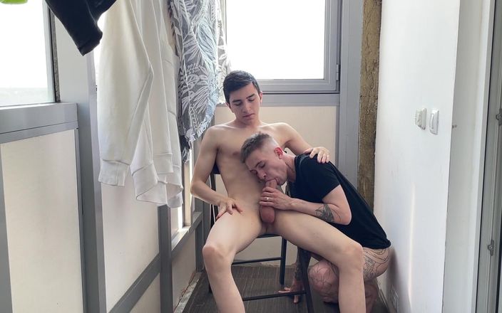 Ethan Lestray: İki genç adam balkonda sikişiyor