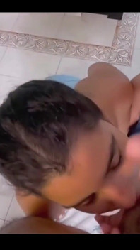 Teman lelaki kawan saya mengongkek kedua-dua pantat mereka (tiada awak dapat lubang yang salah di bawah sana!)
